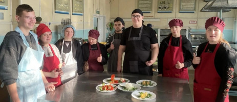 Обучающиеся поздравили работников столовой с профессиональным праздником
