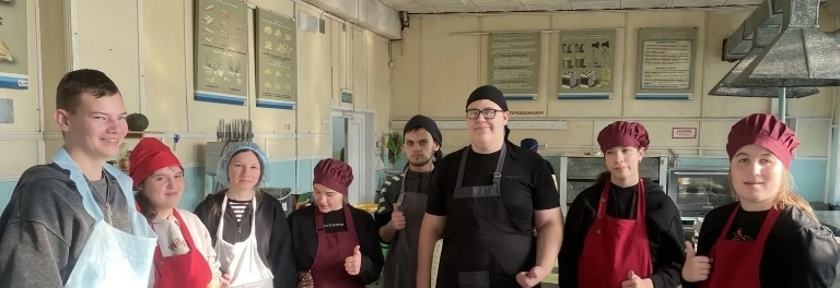 Обучающиеся поздравили работников столовой с профессиональным праздником